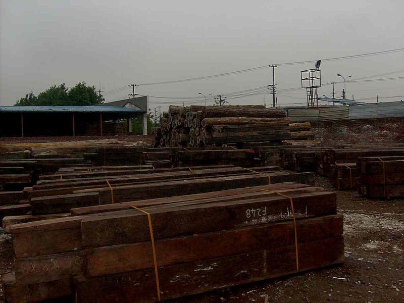 菠萝格原木堆场堆料484 帖子ID:1536-木图网-木结构之家 www.woodpic.cn
